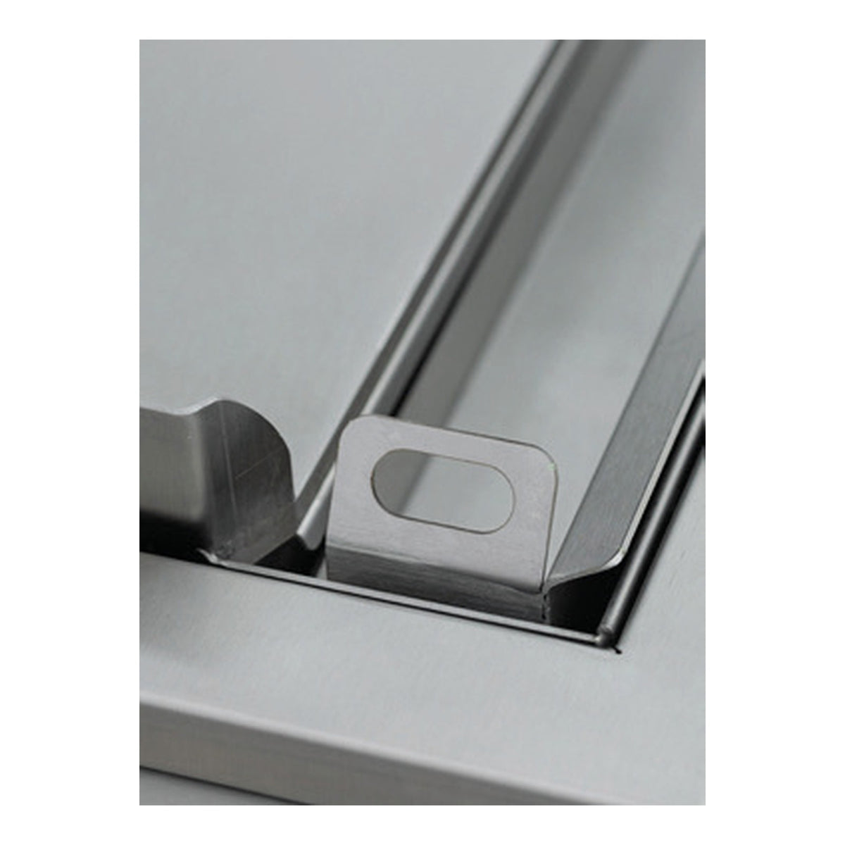 Blaze LTE PRO 40-Inch Griddle lid hinge and sound damper detail