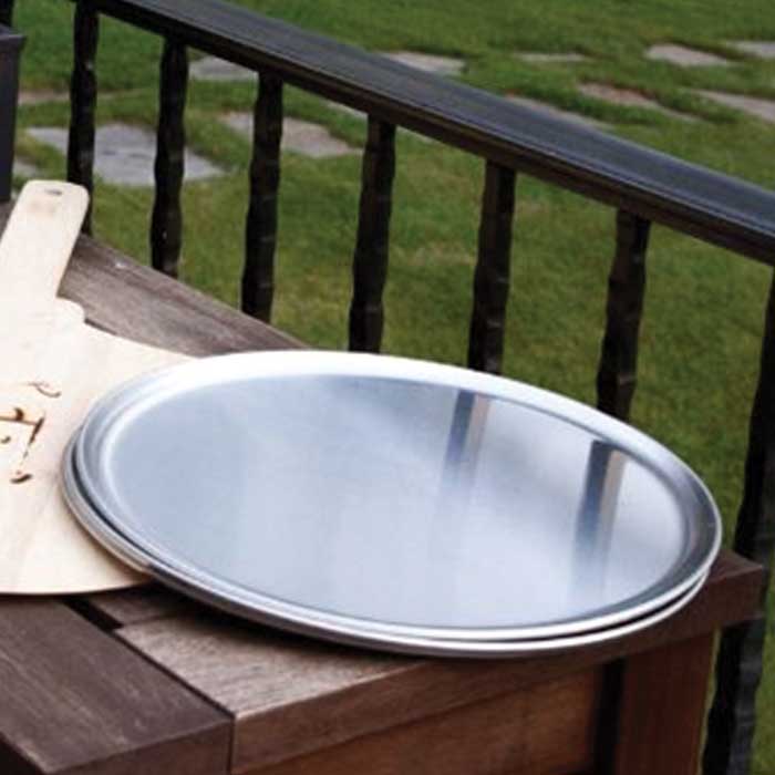 12-inch wide rim aluminum pizza pan with a freshly baked pizza.