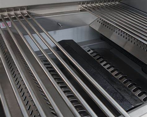 Bull Outlaw 30-inch grill interior with stainless steel cooking grates and flame tamers